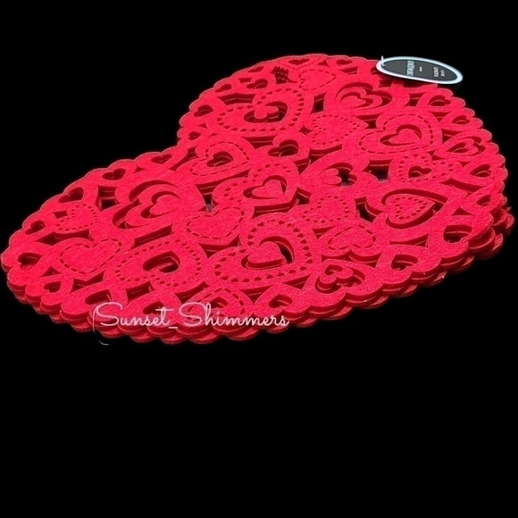 4PC Set Cynthia Rowley Valentine Cut out Heart Shaped Placemat Chargers New - Picture 2 of 6